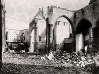 16928 De grote brand in de St. Jacobskerk en -toren op 5 sept. 1911. Op de foto ziet men de ruïne van de Sint ...