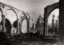 16929 De grote brand in de St. Jacobskerk en -toren op 5 sept. 1911. Op de foto ziet men de ruïne van de Sint ...