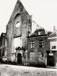 16931 De grote brand in de St. Jacobskerk en -toren op 5 sept. 1911. Op de foto ziet men de ingang van de voormalige ...