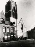 16934 Gezicht op de St. Jacobskerk en -toren na de grote brand op 5 sept. 1911, gezien vanaf de Oude Markt. Links ziet ...