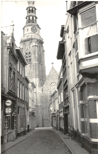16998 De Kerkstraat met op de achtergrond de Sint Jacobskerk