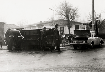 17016 Auto-ongeluk op de President Rooseveltlaan, hoek Vredehoflaan.