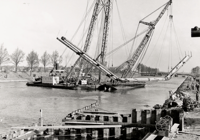 17021 Twee drijvende bokken van Van der Tak's bergingsbedrijf uit Rotterdam zijn begonnen met het leggen van 3 zinkers ...