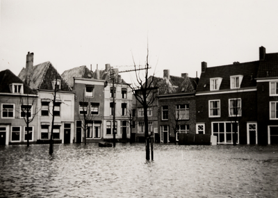 17028 Stormvloedramp 1 februari 1953. De Oude Markt onder water. Rechts de panden van de Fa. Geelhoed.