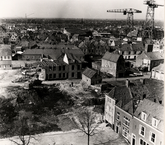 17036 Sanering van de binnenstad van Vlissingen. Vanaf de Sint Jacobstoren gezicht op de Lange Zelke en omgeving
