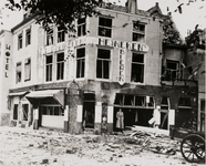 17074 Tweede Wereldoorlog. Oorlogsschade café Nieuwendijk 3 hoek Sarazijnstraat