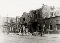 17086 Tweede Wereldoorlog. Door bominslag verwoeste panden in de Aagje Dekenstraat