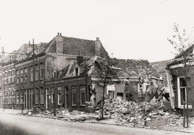 17087 Tweede Wereldoorlog. Door bominslag (24 april 1942) verwoeste panden no.81 en 83 in de Aagje Dekenstraat