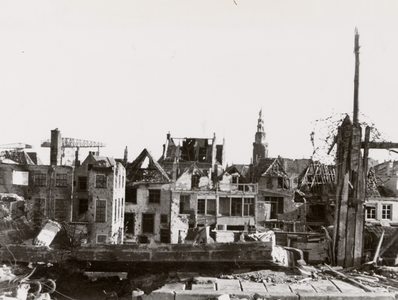17097 Tweede Wereldoorlog. Verwoeste panden omgeving Slijkstraat gezien vanaf Boulevard de Ruyter. Het gebouw links is ...