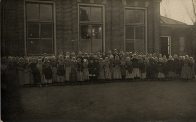 17103 Schoolklassen van de Julianaschool aan de Rehobothstraat in Oost-Souburg. Bijna alle kinderen zijn in klederdracht