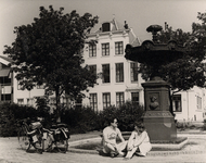 17167 De fontein van Betje Wolff en Agatha Deken met daarachter de tussen Spuistraat en Molenstraat gelegen en ...