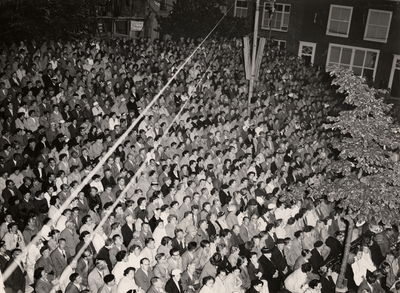 17177 Publiek bij het openluchtspel 'Bestevaer Michiel' van Louis Lockefeer, uitgevoerd op de Oude Markt op 3 juli 1957