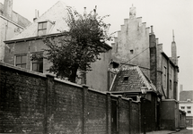 17195 De Hellebardierstraat met gezicht op de achterzijde van de panden aan het Bellamypark