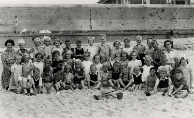 17261 Kinderen van de kleuterschool uit de Glacisstraat op het strand te Vlissingen. Boven van l. naar r.: juffr. ...