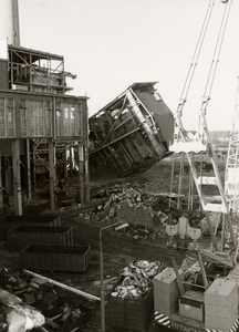 17304 Sloop van de Provinciale Zeeuwsche Electriciteits-Maatschappij (PZEM) centrale aan de Edisonweg in Vlissingen