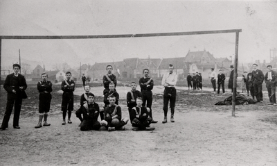 17318 Elftal van voetbalclub 'De Eilandboys' op het veld bij de Joost de Moorstraat.