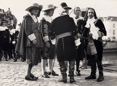 17329 Historische landing in de Voorhaven van M.A. de Ruyter. Tweede persoon van rechts: Johan de Wit., De Ruyter en ...