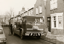 17340 Kolkenzuiger of rioolreinigingswagen van de gemeentelijke reinigingsdienst in de Duyvendrechtstraat in Vlissingen