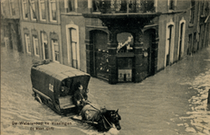 17374 'De Watersnood te Vlissingen (13 Maart 1906)' Walstraat, hoek Groenewoud.De wagen van Van Gend en Loos met ...
