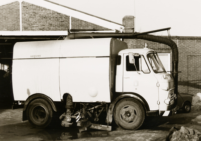 17380 Wagen van de gemeentelijke reinigingsdienst bij de garage in de Paardenstraat in Vlissingen