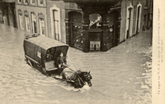 17393 'De wagen van V.G. & L. tijdens de overstrooming te Vlissingen op 12 Maart 1906' Walstraat, hoek Groenewoud.Wagen ...