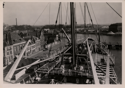 17433 Schip liggend in de Dokhaven in Vlissingen. Links de Dokkade en op de achtergrond rechts het oude Arsenaal de ...