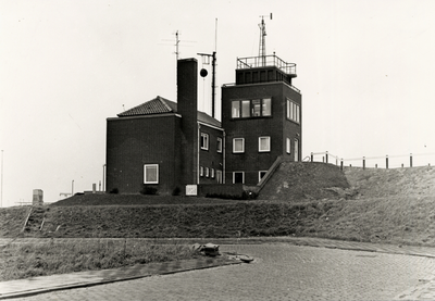 17474 Metereologisch station van het K.N.M.I. aan het eind van de Kanaalstraat op het 'Eiland' bij het westelijk havenhoofd