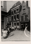 17485 De Breestraat gezien vanaf het Bellamypark. Het grote pand in het midden is de woning van dokter H.C.A. Detmar ...