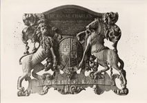 17527 Het wapen (achterspiegel) van de Royal Charles.