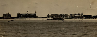 17557 Boulevard Evertsen met links Hotel Britannia en rechts het Strandhotel, gezien vanuit zee