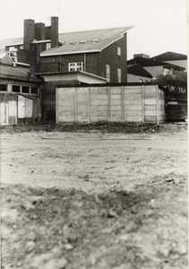 17572 Achterzijde van garage Centrum, gezien vanuit de (Verlengde) Glacisstraat, ter hoogte van de Spuikom. Een ...