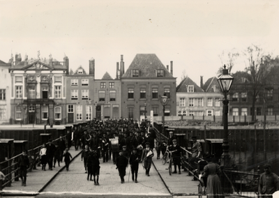 17587 Schipbrug en Dokkade, met links het Beeldenhuis. De Schipbrug werd in 1899 voor het verkeer opengesteld, en is ...