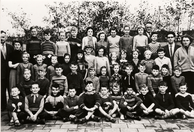 17613 Derde en vierde klas van basisschool De Burcht, school met de Bijbel, Oranjeplein 16 in Oost-Souburg. Op de ...