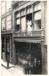 17635 Kledingmagazijn J.P. Pluijmers in de Kerkstraat voor de brand in de nacht van 13 op 14 november 1932