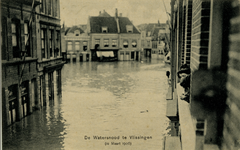 17645 'De Watersnood te Vlissingen (12 Maart 1906)' De Walstraat met zicht op de Kleine Markt.