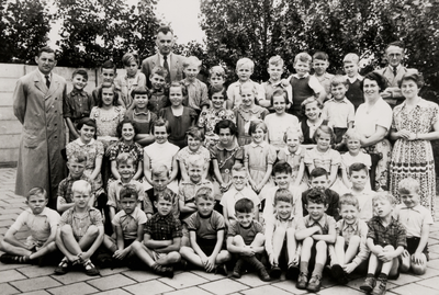 17675 Schoolklas van basisschool De Burcht, school met de Bijbel, Oranjeplein 16 in Oost-Souburg