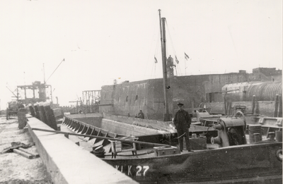 17684 Tweede Wereldoorlog. Zandzuiger en zandboot in de Voorhaven t.b.v. het dichtmaken van het gat in de Nolledijk