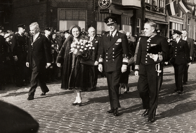 17691 Koningin Juliana en Prins Bernhard tijdens hun bezoek aan Vlissingen t.g.v. de herdenking van de 350ste ...