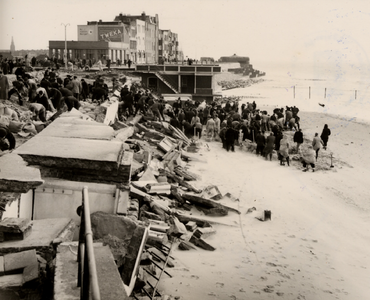 17694 Noodherstelwerkzaamheden aan Boulevard Evertsen na de stormvloedramp in de nacht van 31 jan. op 1 feb. 1953.
