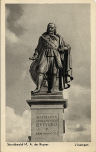 17698 'Standbeeld M.A. de Ruyter Vlissingen' Het standbeeld van M.A. de Ruyter op het Keizersbolwerk, Boulevard de Ruyter.