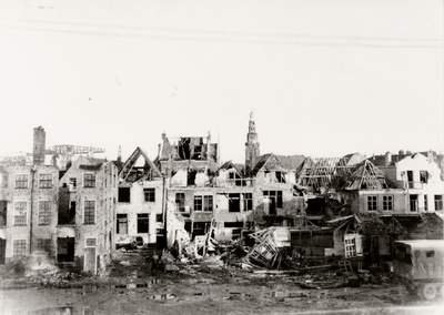 17720 Tweede Wereldoorlog. De achterzijde van de Slijkstraat na de bevrijding gezien vanaf Boulevard de Ruyter