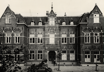17724 Het Burger Weeshuis in de Badhuisstraat, gebouwd in 1900-1901. Als weeshuis in gebruik tot 1921. Gesloopt in 1971.