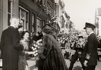 17725 Koningin Juliana en Prins Bernhard tijdens hun bezoek aan Vlissingen t.g.v. de herdenking van de 350ste ...