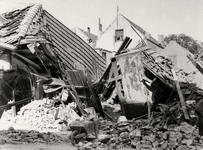 17752 Tweede Wereldoorlog. Door bominslag op 1 juni 1942 verwoeste panden in de Marinestraat