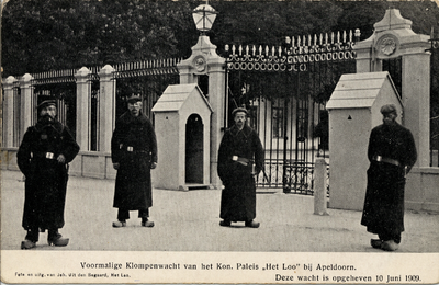 17857 'Voormalige Klompenwacht van het Kon. Paleis 'Het Loo' bij Apeldoorn. Deze wacht is opgeheven 10 Juni 1909'