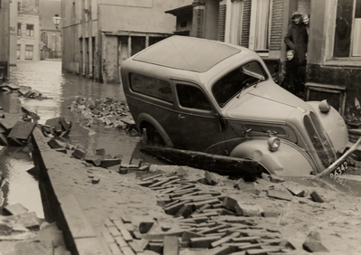 17876 Stormvloedramp 1 februari 1953. Ravage in de Sarazijnstraat. Op de achtergrond is de Sint Jacobskerk nog ...