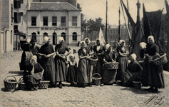 17881 'Vlissingen. Visschersvrouwen' Op de Ballastkade met op de achtergrond het politiebureau