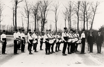 17926 Muziekcorps (drumband) van VTV op de Koudekerkseweg ongeveer ter hoogte van de begraafplaats Vredehof. Rechts ...