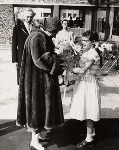 17935 De Ruyterfeesten van 1957. Aanbieding van bloemen (orchideeen) voor het hotel Britannia aan H.M. Koningin Juliana ...