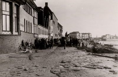 17971 Stormvloedramp 1 feb. 1953. Herstelwerkzaamheden aan Boulevard Evertsen.